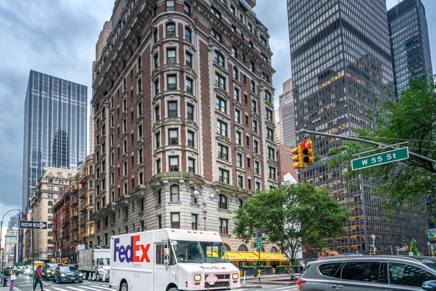 Fedex delivery truck city