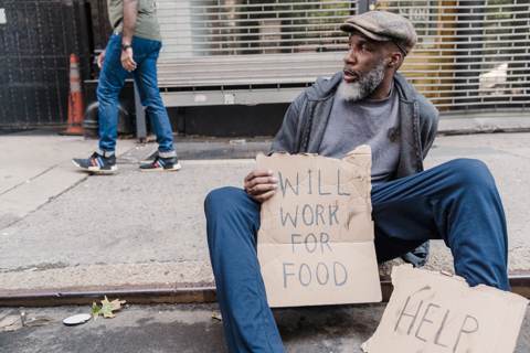 Weekly Jobless Claims Fall to 215,000, Beating Forecasts